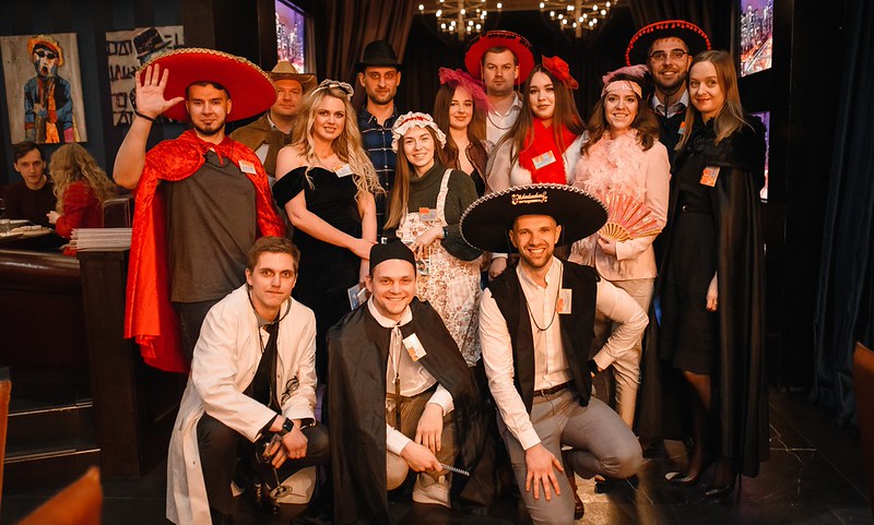 Корпоратив на Новый год в Москве — празднично украшенный банкетный зал