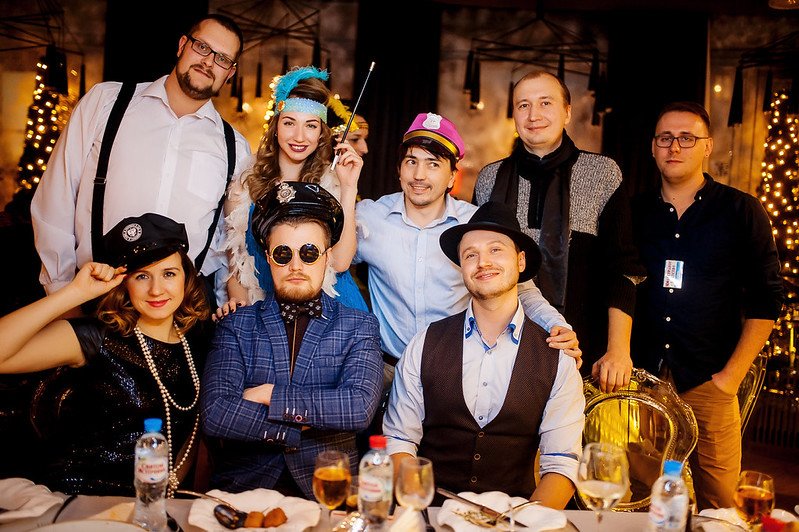 Команда компании празднует Новый год в ресторане Москве