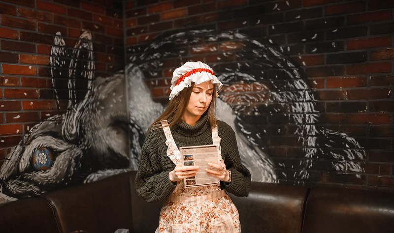 Выездные квесты на Международный женский день: организаторы проводят игру в школе Moscow