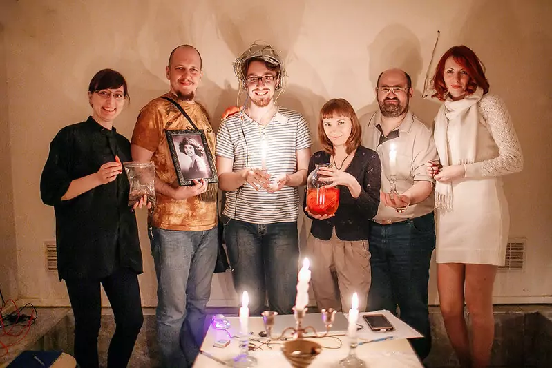 Игроки в квесте Сайлент Хилл в Москве исследуют тёмную локацию с атмосферой ужаса
