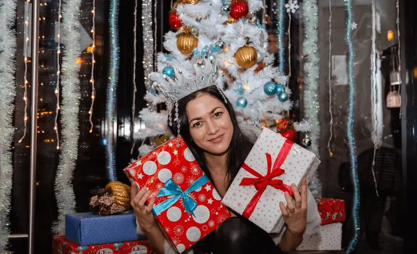 Гайд по идеальному Новому году 2026 с друзьями в Москве: от квартиры и коттеджа — до квеста и ночного города